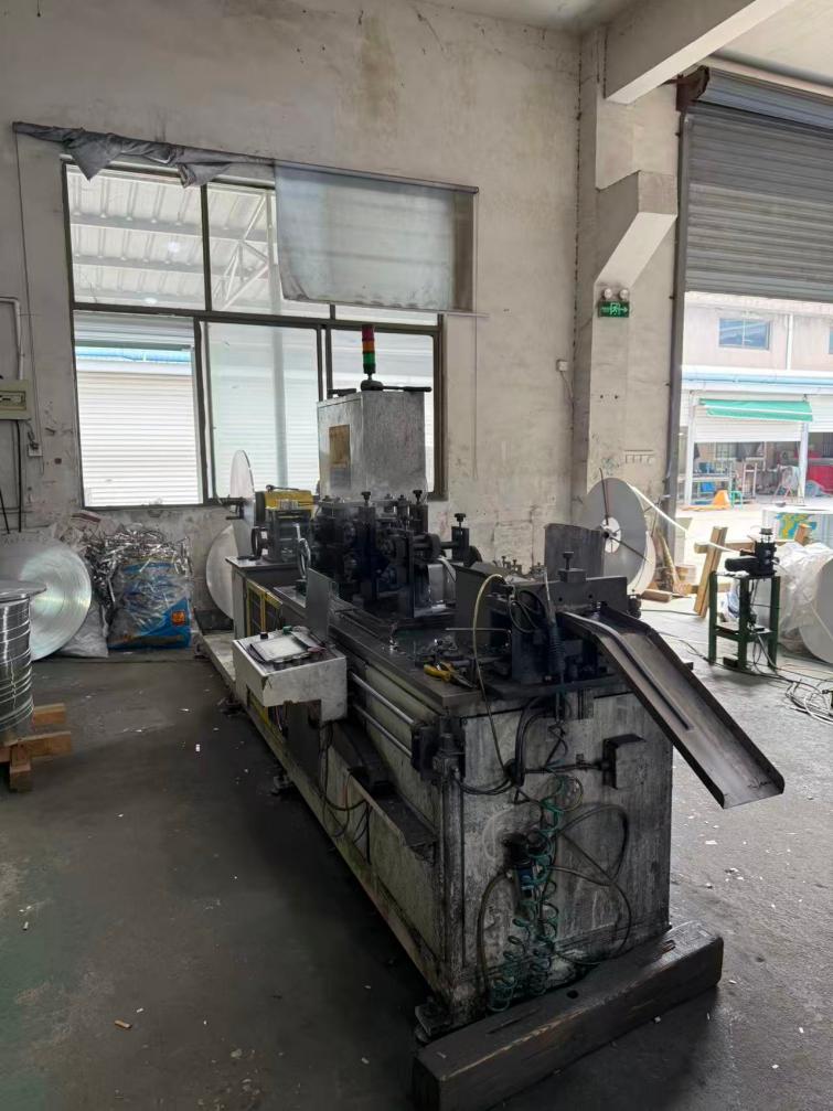 Corrugation forming machine under quality-controlled operation